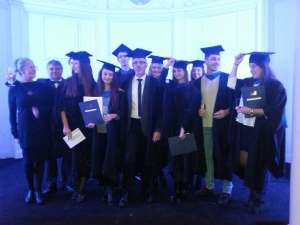 Photo souvenir apr&egrave;s la remise des dipl&ocirc;mes